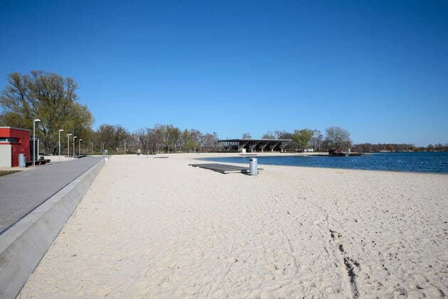 23 03 2020, xtgx, effects of the corona virus in Wolfsburg, empty beach at Allersee The city of Wolfsburg has issued a ban on entering the Allerpark Wolfsburg