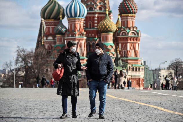 MOSCOW, RUSSIA - MARCH 23, 2020: Foreign citizens wear face masks in Red Square, amid the ongoing COVID-19 pandemic. Valery Sharifulin TASS  TS0D32CD