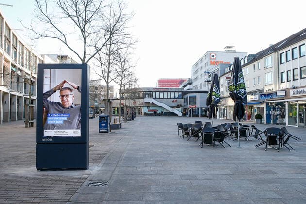 23 03 2020, xtgx, Effects of the Corona Virus in Wolfsburg, in the completely empty pedestrian zone in front of the City Galerie an advertisement with Guenther Jauch advertises to stay at home Wolfsburg