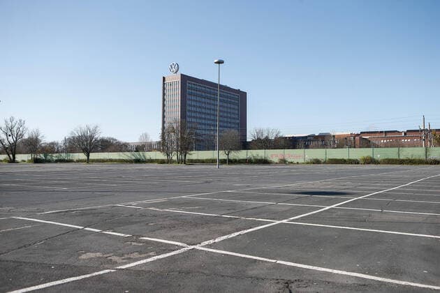 23 03 2020, xtgx, effects of the corona virus in Wolfsburg, empty parking lot in front of the VW plant in Wolfsburg, Volkswagen has stopped production Wolfsburg