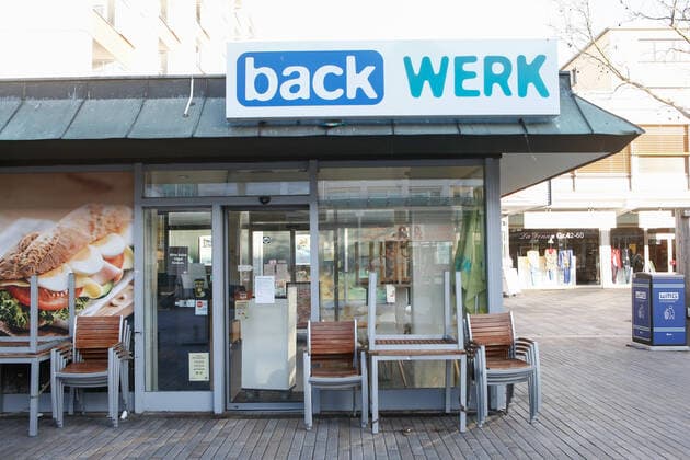 23 03 2020, xtgx, Effects of the Corona Virus in Wolfsburg, closed branch of the bakery chain Backwerk Wolfsburg