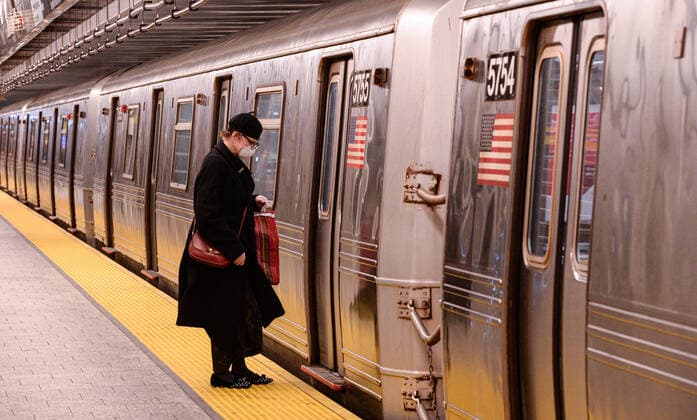 March 23, 2020, New York Manhattan, USA: Woman using mask empty the Q train in rush hour reflect new coronavirus reality. After NYC Authorities ordered to stay New Yorkers to stay home except for those providing essential services. 03 23 20. New York Manhattan Q subway station 86ST and 2AV . . New York Manhattan USA - ZUMAs252 20200323_znp_s252_039 Copyright: xMarcusxSantosx