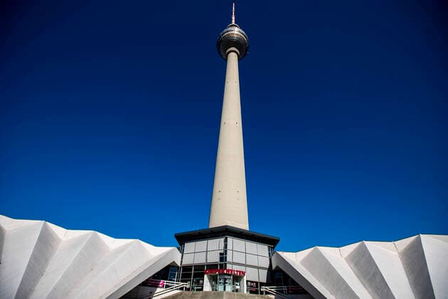 The closed entrance of Koerperwelten at Alexanderplatz in Berlin on 23 March 2020 In order to slow down the spread of the coronavirus COVID 19, the federal and state governments decided to impose further restrictions After museums, theatres, sporting events etc. were banned, from today on meetings with more than two people are forbidden i