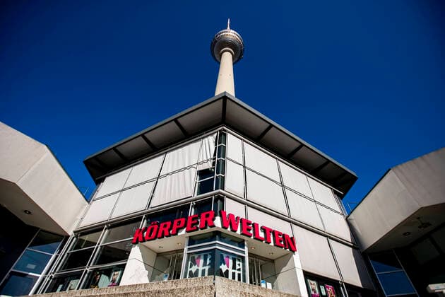 The closed entrance of Koerperwelten at Alexanderplatz in Berlin on 23 March 2020 In order to slow down the spread of the coronavirus COVID 19, the federal and state governments decided to impose further restrictions After museums, theatres, sporting events etc. were banned, from today on meetings with more than two people are forbidden i