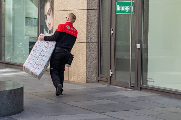 23 03 2020, Berlin, Germany, CEFR Impressions from Berlin during exit restriction A parcel carrier delivers a large pack of toilet paper