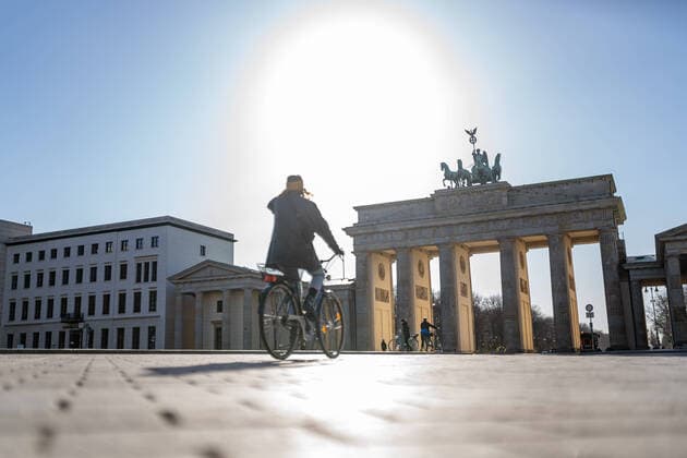 23 03 2020, Berlin, Germany, CEFR Impressions from Berlin during the curfew Cyclist riding on the empty Pariser Platz