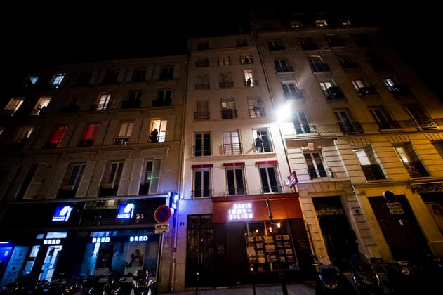 Les Parisiens se mettent a leur fenetre et applaudissent le corps medical deploye afin de soigner les patients atteints par la pandemie du COVID19 NEWS : COVID 19 a Paris - 23 03 2020 JBAutissier Panoramic 