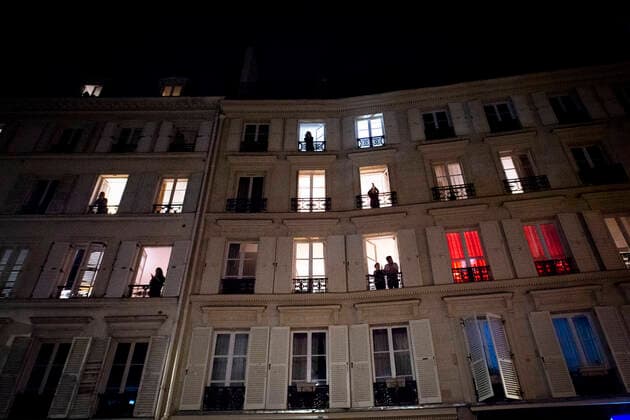 Les Parisiens se mettent a leur fenetre et applaudissent le corps medical deploye afin de soigner les patients atteints par la pandemie du COVID19 NEWS : COVID 19 a Paris - 23 03 2020 JBAutissier Panoramic 