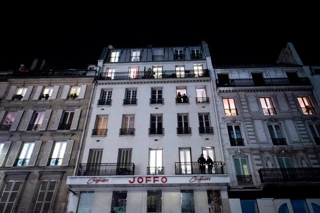 Les Parisiens se mettent a leur fenetre et applaudissent le corps medical deploye afin de soigner les patients atteints par la pandemie du COVID19 NEWS : COVID 19 a Paris - 23 03 2020 JBAutissier Panoramic 