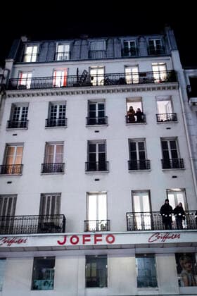 Les Parisiens se mettent a leur fenetre et applaudissent le corps medical deploye afin de soigner les patients atteints par la pandemie du COVID19 NEWS : COVID 19 a Paris - 23 03 2020 JBAutissier Panoramic 