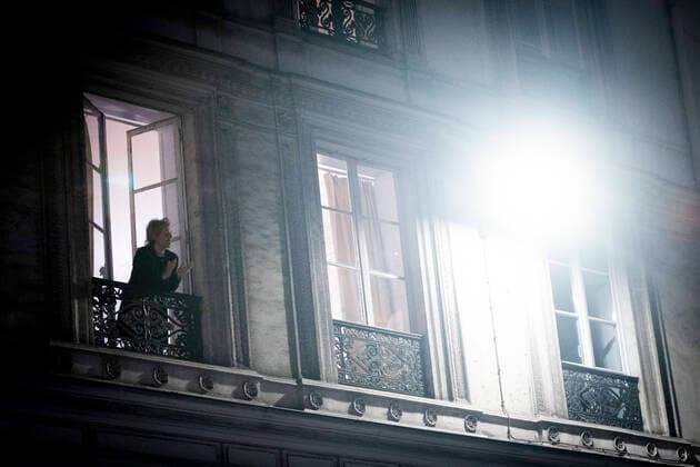 Les Parisiens se mettent a leur fenetre et applaudissent le corps medical deploye afin de soigner les patients atteints par la pandemie du COVID19 NEWS : COVID 19 a Paris - 23 03 2020 JBAutissier Panoramic 