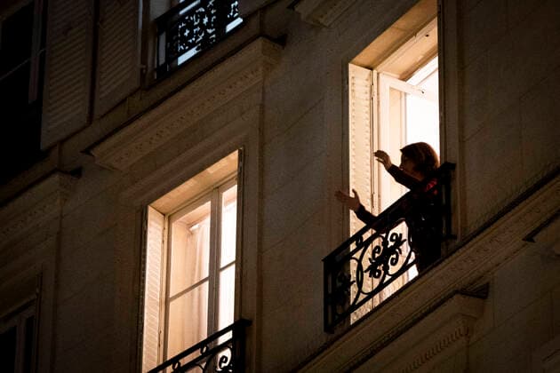 Les Parisiens se mettent a leur fenetre et applaudissent le corps medical deploye afin de soigner les patients atteints par la pandemie du COVID19 NEWS : COVID 19 a Paris - 23 03 2020 JBAutissier Panoramic 
