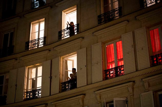 News Bilder des Tages Les Parisiens se mettent a leur fenetre et applaudissent le corps medical deploye afin de soigner les patients atteints par la pandemie du COVID19 NEWS : COVID 19 a Paris - 23 03 2020 JBAutissier Panoramic 