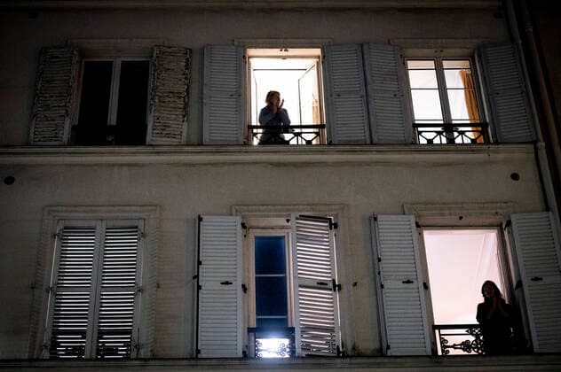 Les Parisiens se mettent a leur fenetre et applaudissent le corps medical deploye afin de soigner les patients atteints par la pandemie du COVID19 NEWS : COVID 19 a Paris - 23 03 2020 JBAutissier Panoramic 
