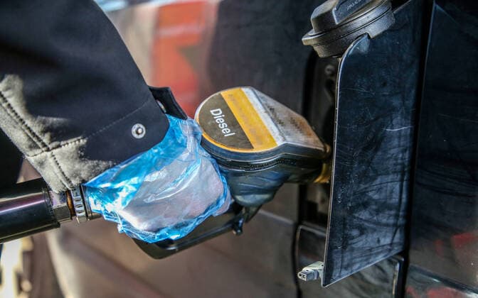 Diesel Symbol Berlin, 23 03 2020, Diesel, hand in protective glove operates tap with diesel fuel Berlin Berlin Germany