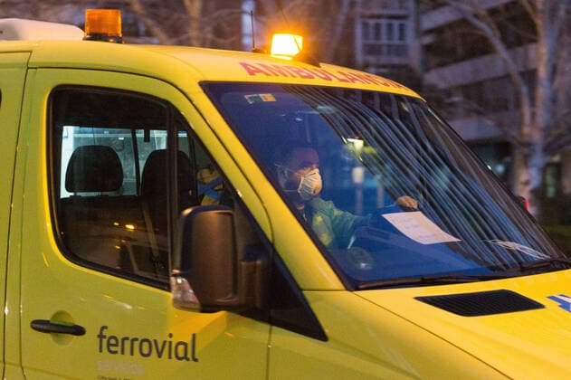 March 23, 2020, Madrid, MADRID, SPAIN: Homage to the Spanish health and police at the door of the Fundacion Jimenez Diaz Hospital during ninenth day after the Government declared the state of alarm in Spain and recommended people to stay at home to fight coronavirus COVID-19 on March 23, 2020 in Madrid, Spain Madrid SPAIN - ZUMAa181 20200323_zaa_a181_116 Copyright: xJoaquinxCorcherox