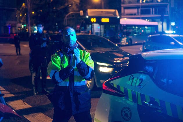 March 23, 2020, Madrid, MADRID, SPAIN: Homage to the Spanish health and police at the door of the Fundacion Jimenez Diaz Hospital during ninenth day after the Government declared the state of alarm in Spain and recommended people to stay at home to fight coronavirus COVID-19 on March 23, 2020 in Madrid, Spain Madrid SPAIN - ZUMAa181 20200323_zaa_a181_117 Copyright: xJoaquinxCorcherox
