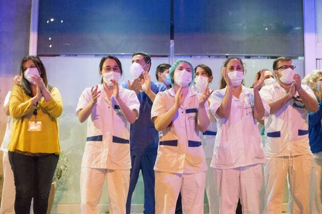 March 23, 2020, Madrid, MADRID, SPAIN: Homage to the Spanish health and police at the door of the Fundacion Jimenez Diaz Hospital during ninenth day after the Government declared the state of alarm in Spain and recommended people to stay at home to fight coronavirus COVID-19 on March 23, 2020 in Madrid, Spain Madrid SPAIN - ZUMAa181 20200323_zaa_a181_119 Copyright: xJoaquinxCorcherox