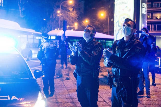 March 23, 2020, Madrid, MADRID, SPAIN: Homage to the Spanish health and police at the door of the Fundacion Jimenez Diaz Hospital during ninenth day after the Government declared the state of alarm in Spain and recommended people to stay at home to fight coronavirus COVID-19 on March 23, 2020 in Madrid, Spain Madrid SPAIN - ZUMAa181 20200323_zaa_a181_125 Copyright: xJoaquinxCorcherox