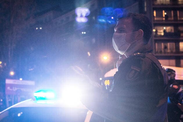 March 23, 2020, Madrid, MADRID, SPAIN: Homage to the Spanish health and police at the door of the Fundacion Jimenez Diaz Hospital during ninenth day after the Government declared the state of alarm in Spain and recommended people to stay at home to fight coronavirus COVID-19 on March 23, 2020 in Madrid, Spain Madrid SPAIN - ZUMAa181 20200323_zaa_a181_127 Copyright: xJoaquinxCorcherox