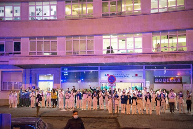 March 23, 2020, Madrid, MADRID, SPAIN: Homage to the Spanish health and police at the door of the Fundacion Jimenez Diaz Hospital during ninenth day after the Government declared the state of alarm in Spain and recommended people to stay at home to fight coronavirus COVID-19 on March 23, 2020 in Madrid, Spain Madrid SPAIN - ZUMAa181 20200323_zaa_a181_139 Copyright: xJoaquinxCorcherox