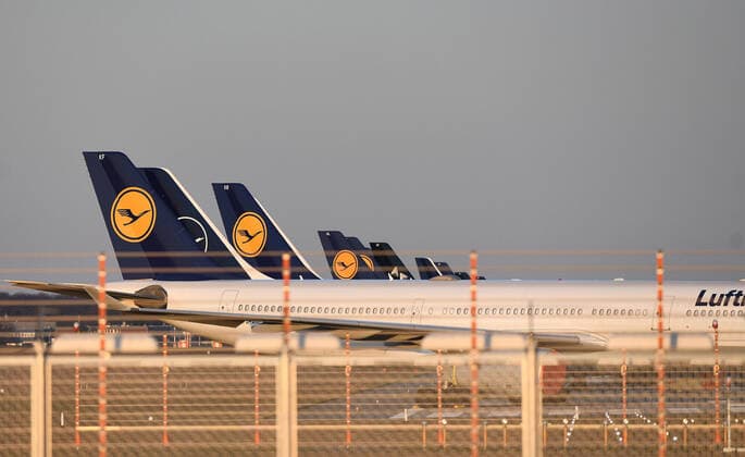xfux, News Wirtschaft, Lufthansa parks its aircraft on the Nordwestbahn at Frankfurt Airport FRAPORT parked aircraft LH Airline lock down decommissioned aircraft deloka, Frankfurt am Main