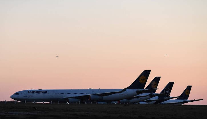 xfux, News Wirtschaft, Lufthansa parks its aircraft on the Nordwestbahn at Frankfurt Airport FRAPORT parked aircraft LH Airline lock down decommissioned aircraft deloka, Frankfurt am Main