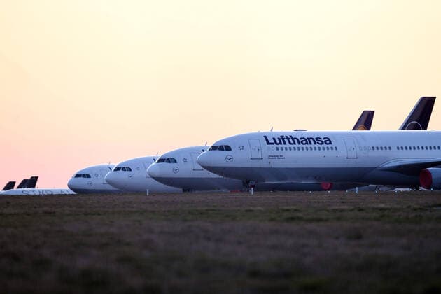 xfux, News Wirtschaft, Lufthansa parks its aircraft on the Nordwestbahn at Frankfurt Airport FRAPORT parked aircraft LH Airline lock down decommissioned aircraft deloka, Frankfurt am Main