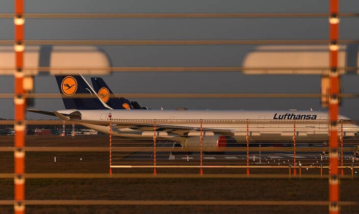 xfux, News Wirtschaft, Lufthansa parks its aircraft on the Nordwestbahn at Frankfurt Airport FRAPORT parked aircraft LH Airline lock down decommissioned aircraft deloka, Frankfurt am Main