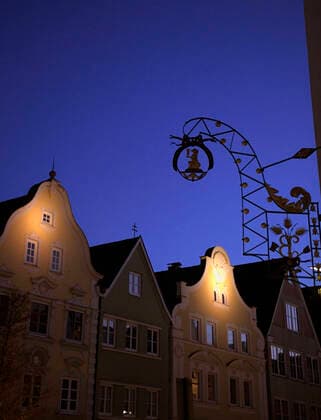 23 02 2020, City centre of Mindelheim in Unterallgäu, dusk is falling, historical facades are illuminated 23 03 2020, Mindelheim 23 03 2020, Mindelheim