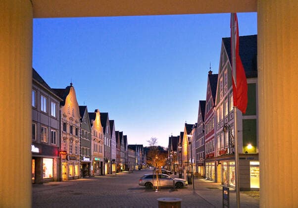 23 02 2020, downtown of Mindelheim in Unterallgäu, dusk is falling, historical facades are illuminated, but the streets are empty due to the decreed exit restriction in Bavaria 23 03 2020, Mindelheim 23 03 2020, Mindelheim
