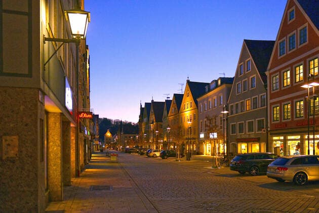 23 02 2020, downtown of Mindelheim in Unterallgäu, dusk is falling, historical facades are illuminated, but the streets are empty due to the decreed exit restriction in Bavaria 23 03 2020, Mindelheim 23 03 2020, Mindelheim