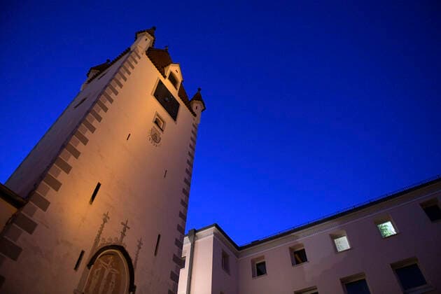 23 02 2020, downtown of Mindelheim in Unterallgäu, dusk is falling, historical facades are illuminated, here the entrance gate 23 03 2020, Mindelheim 23 03 2020, Mindelheim