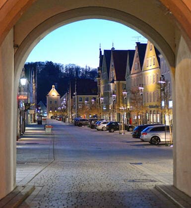 23 02 2020, downtown of Mindelheim in Unterallgäu, dusk is falling, historical facades are illuminated, but the streets are empty because of the decreed exit restriction in Bavaria 23 03 2020, Mindelheim 23 03 2020, Mindelheim