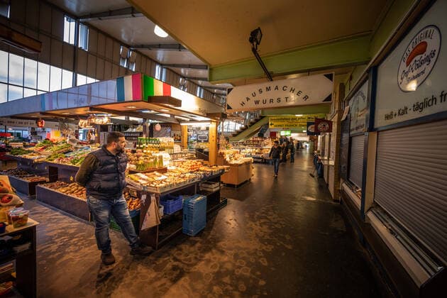 Retailers in Frankfurts Kleinmarkthalle during the Corona crisis Frankfurt during rush hour