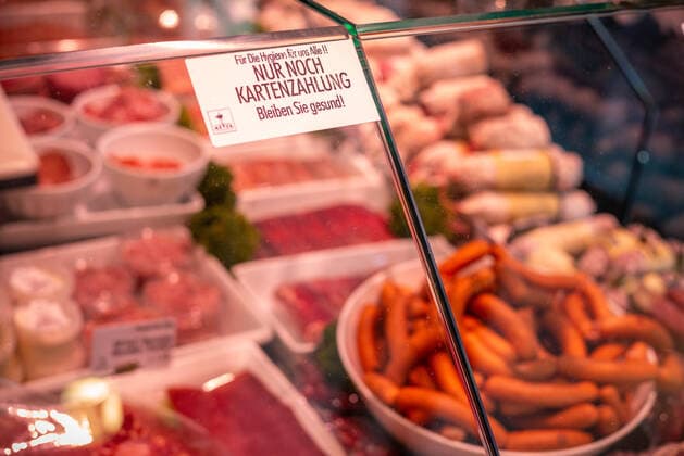 Customer information in a Frankfurt butchery Frankfurt at rush hour