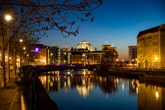 View of the Reichstag from the Reichstag embankment during the blue hour in Berlin on 23 March 2020 To slow down the spread of the coronavirus COVID 19, the federal and state governments decided to impose further restrictions After museums, theatres, sporting events etc.