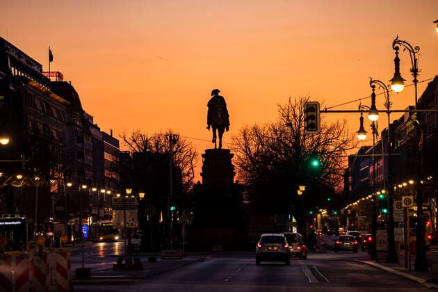 Empty Unter den Linden with a view of the Quadriga and Brandenburg Gate during the sunset in Berlin on 23 March 2020 To slow the spread of the corona virus COVID 19, the federal and state governments decided to impose further restrictions after