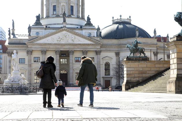 23 03 2020, Berlin Germany Corona crisis, Gendarmenmarkt, Family strolls by the sun, Day 1 according to the new regulations for containing the coronavirus, People should only go out on the streets for the most necessary things