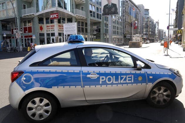 23 03 2020, Berlin Germany Corona crisis, Checkpoint Charlie, the police patrol, Day 1 after the new regulations to contain the corona virus, people should only go out on the streets for the most necessary things