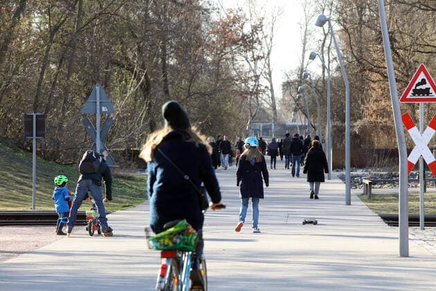 23 03 2020, Berlin Germany Corona crisis, Gleisdreieck Park, Day 1 according to the new regulations to contain the corona virus, people should only go out on the streets for the most necessary things, the park is well filled, many people enjoy the fresh air and the sun It is full