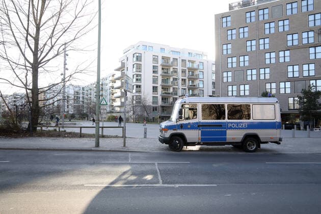 23 03 2020, Berlin Germany Corona crisis, Park am Gleisldreieck, the police are looking for the right day 1 for the new regulations to contain the corona virus, people should only go out on the streets for the most necessary things