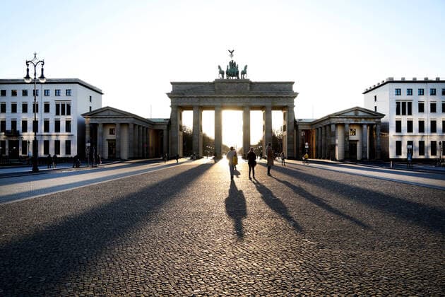 23 03 2020, Berlin Germany Corona crisis, Sunset at Brandenburg Gate, People enjoy the sunset, Day 1 according to the new regulations for containing the corona virus, People should only go out on the streets for the most necessary things
