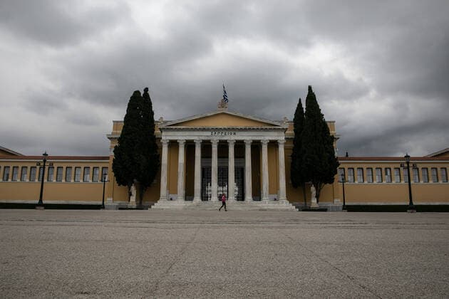 (200323) -- ATHENS, March 23, 2020 -- A woman runs around the Zappeion Mansion in Athens, Greece, on March 23, 2020. City streets across Greece were deserted as the government launched on Monday a 14-day nationwide lockdown in an effort to contain the further spread of the COVID-19. Greece has registered so far 17 deaths linked to COVID-19, up from 15 reported a day earlier and 71 new confirmed cases, bringing the total to 695. (Photo by Xinhua) GREECE- ATHENS-COVID19-LOCKDOWN LEFTERISxPARTSALIS 