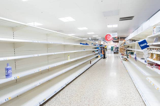 . 23 03 2020. London, United Kingdom. Coronavirus crisis. Late minute shoppers seen at Tesco Extra at Surrey Quays Shopping Centre, after the Prime Minister announcement of the lockdown. Prime Minister Boris Johnson addressed a speech to the Nation this evening, announcing more serious measures to battle the coronavirus. Confinement is imposed starting at midnight.  xGustavoxValientex xi-Imagesx IIM-20947-0002
