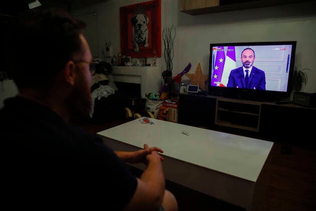 Capture d ecran et illustration famille regardant l annonce du Premier Ministre Edouard Philippe de la fermeture des marches NEWS : Annonce du renforcement du confinement par le Premier Ministre a la tele - TF1 - 23 03 2020 GwendolineLeGoff Panoramic 