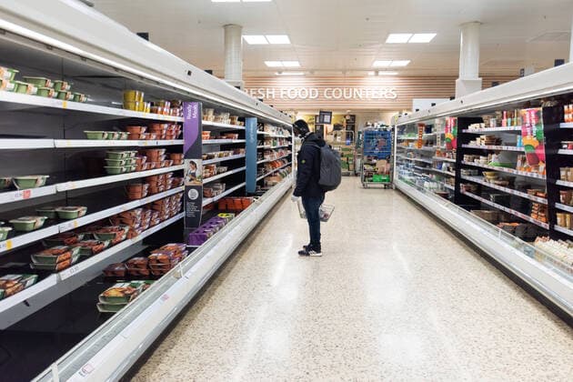 . 23 03 2020. London, United Kingdom. Coronavirus crisis. Late minute shoppers seen at Tesco Extra at Surrey Quays Shopping Centre, after the Prime Minister announcement of the lockdown. Prime Minister Boris Johnson addressed a speech to the Nation this evening, announcing more serious measures to battle the coronavirus. Confinement is imposed starting at midnight.  xGustavoxValientex xi-Imagesx IIM-20947-0007