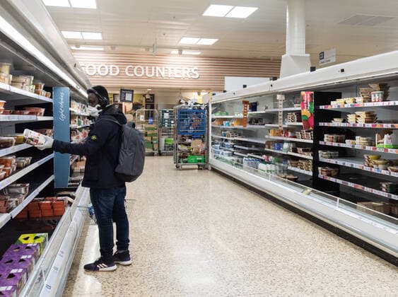 . 23 03 2020. London, United Kingdom. Coronavirus crisis. Late minute shoppers seen at Tesco Extra at Surrey Quays Shopping Centre, after the Prime Minister announcement of the lockdown. Prime Minister Boris Johnson addressed a speech to the Nation this evening, announcing more serious measures to battle the coronavirus. Confinement is imposed starting at midnight.  xGustavoxValientex xi-Imagesx IIM-20947-0009