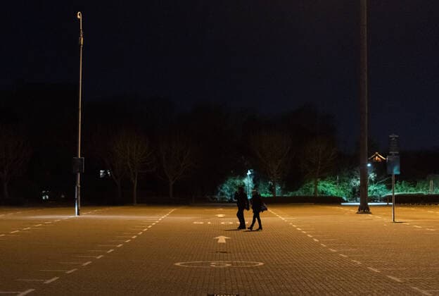 . 23 03 2020. London, United Kingdom. Coronavirus crisis. A couple walk through the Tesco Extra«s car park at Surrey Quays Shopping Centre, after the Prime Minister announcement of the lockdown. Prime Minister Boris Johnson addressed a speech to the Nation this evening, announcing more serious measures to battle the coronavirus. Confinement is imposed starting at midnight.  xGustavoxValientex xi-Imagesx IIM-20947-0013
