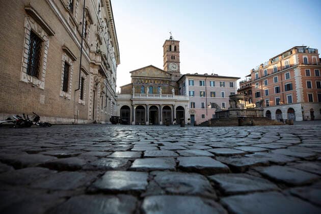 News Bilder des Tages Italy: Rome sites during the Coronavirus outbreak A view of Piazza Santa Maria in Trastevere in Rome during the 14th day of lockdown imposed nationwide by the Italian government that tries to tackle the coronavirus outbreak. Every movements in the citiies are restricted, and streets usually filled with life and traffic are almost empty Roma Italy Italy Copyright: GiuseppexFama